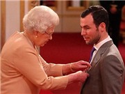 Bóng đá anh, ngoại hạng anh, lịch thi đấu euro 2012, Cua rơ Mark Cavendish được phong tước MBE